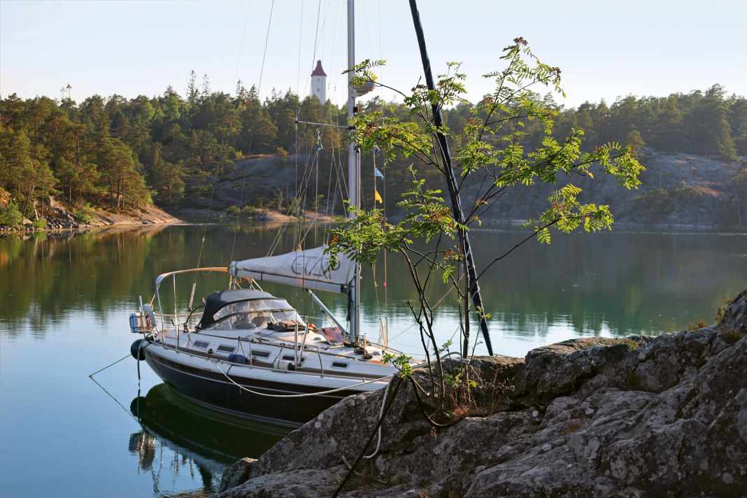 Sommernachtstraum. Die „Luna“ der Mays, festgemacht am Fels der Schäre Sparö, einem Eiland vor Västervik in Südostschweden