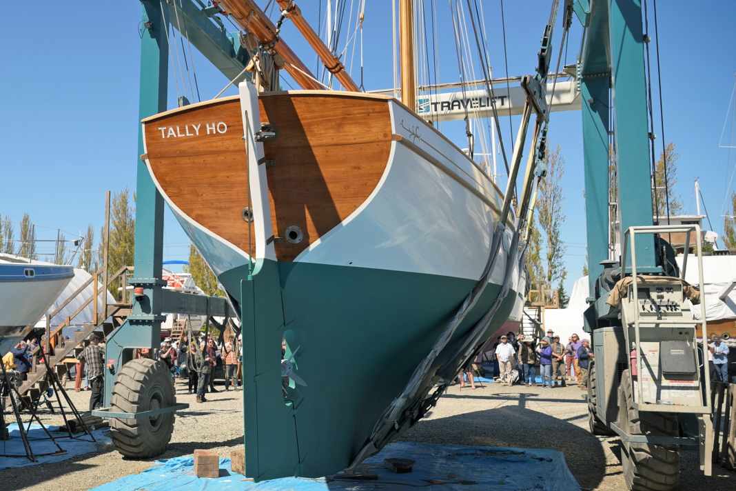 "Tally Ho" im Kran von Port Townsend, Washington