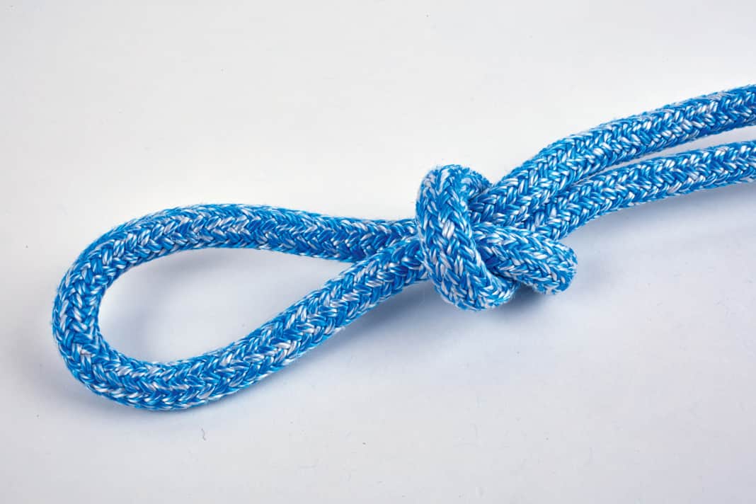 Determine how far the sheath should be removed. Secure the core and sheath with a knot about two metres behind it