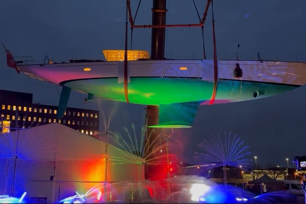 Die Truly Classic 90 „Joal“ wurde im niederländischen Utrecht vor der eigens errichteten Pop-up-Werft Shipborn gewassert.