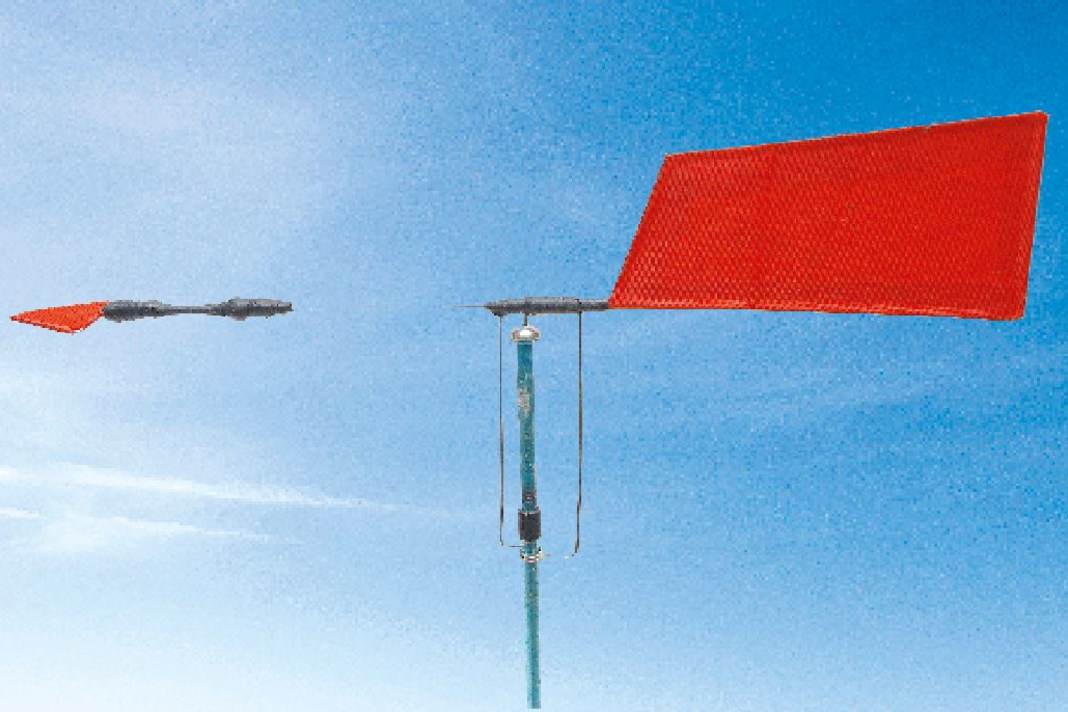 Ist die alte Windfahne defekt, lässt sich mit einfachen Mitteln Ersatz anfertigen