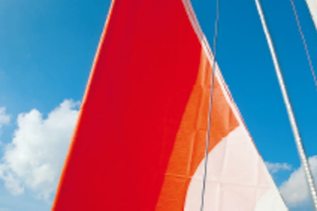 Stormbag : la double voile rouge signal est placée autour du génois enroulé et mise en place. La manipulation est simple.  Elle est rangée de manière compacte dans un sac qui facilite la mise en place.