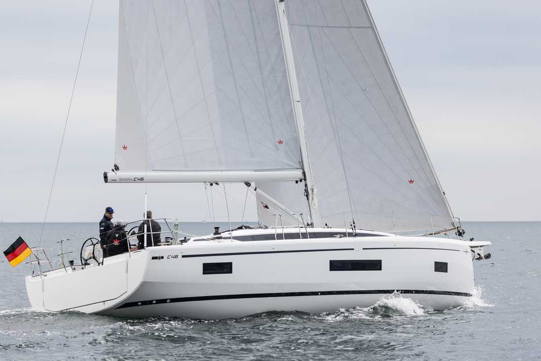 La grande largeur et les fenêtres marquantes caractérisent la C46