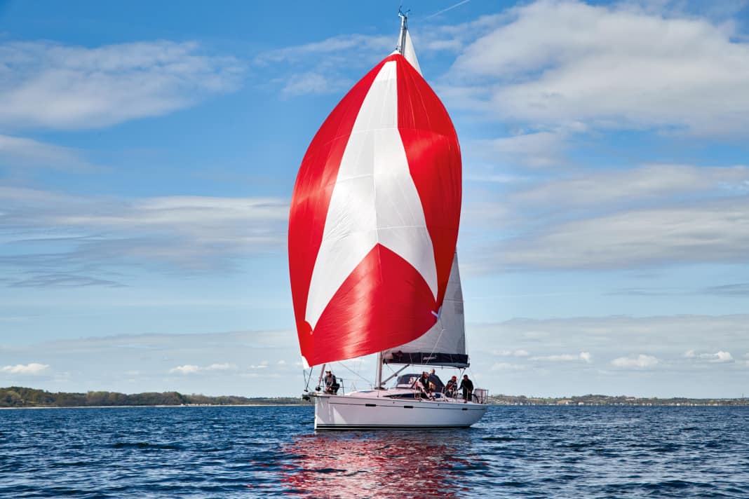 Bunte große Raumwindsegel sehen gut aus und bringen Speed – aber passen sie auch zur Crew? Jedes  Segel bringt auch bestimmte Herausforderungen mit sich, die zu den persönlichen Vorlieben und dem Nutzungsprofil passen müssen