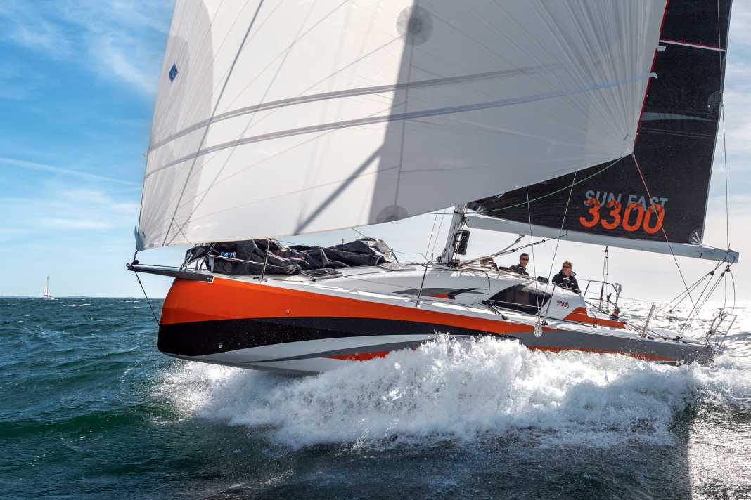 Abgehoben. Wie eine Imoca 60, nur kleiner. Die Sun Fast 3300 von Jeanneau zeigt bei Wind und Welle, dass sie viel draufhat