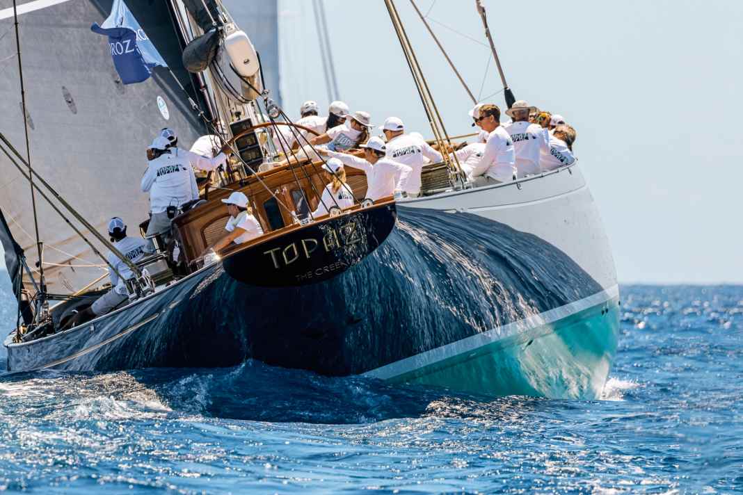 Nach 43 Metern endet das Schiff in einem geradezu filigran anmutenden Heck