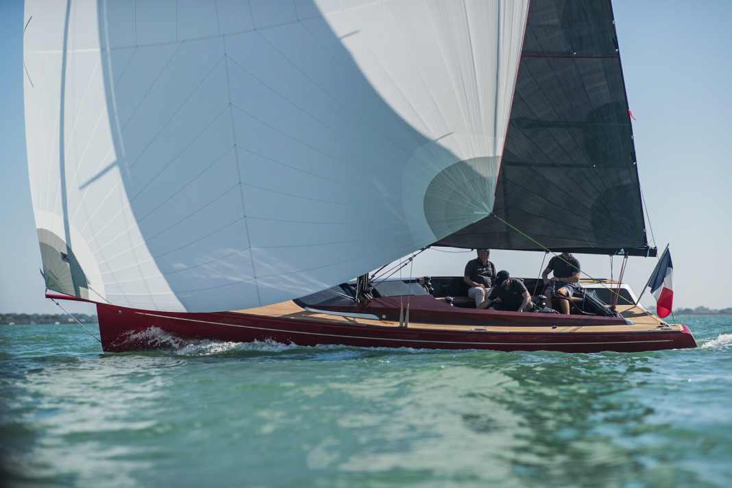 Tofinou 9.7: Spannender und unter Segeln sehr leistungsstarker Daysailer aus Frankreich mit einer aufregend hübschen Optik. Hochwertige Grundausstattung an Deck