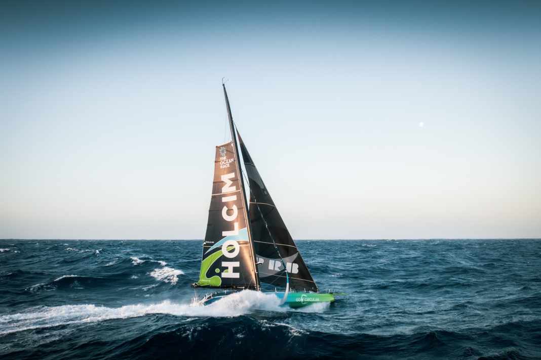"Holcim - PRB" naviga nell'Oceano Indiano nel secondo reef e con il fiocco di lavoro (J2).