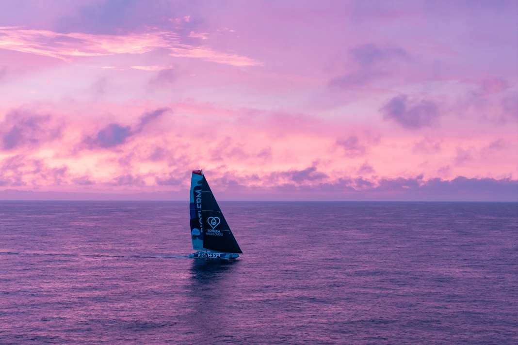 Paul Meilhats "Biotherm" führt die Flotte auf Etappe 1 im Ocean Race Europe einen Tag vor dem erwarteten Finale in Portsmouth weiter an.