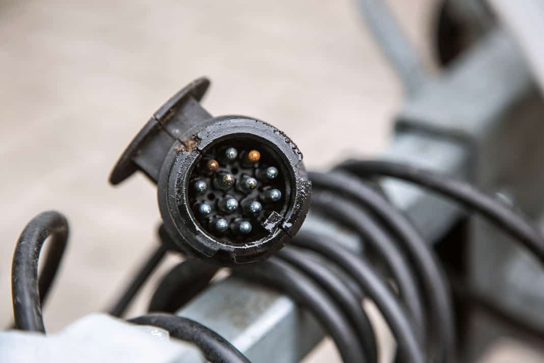 Erst zwei Jahre alt, immer mit Kontaktspray geschützt – und schon ein Patient. Dieser Kupplungsstecker zur Lichtleiste sollte beim nächsten Service getauscht werden
