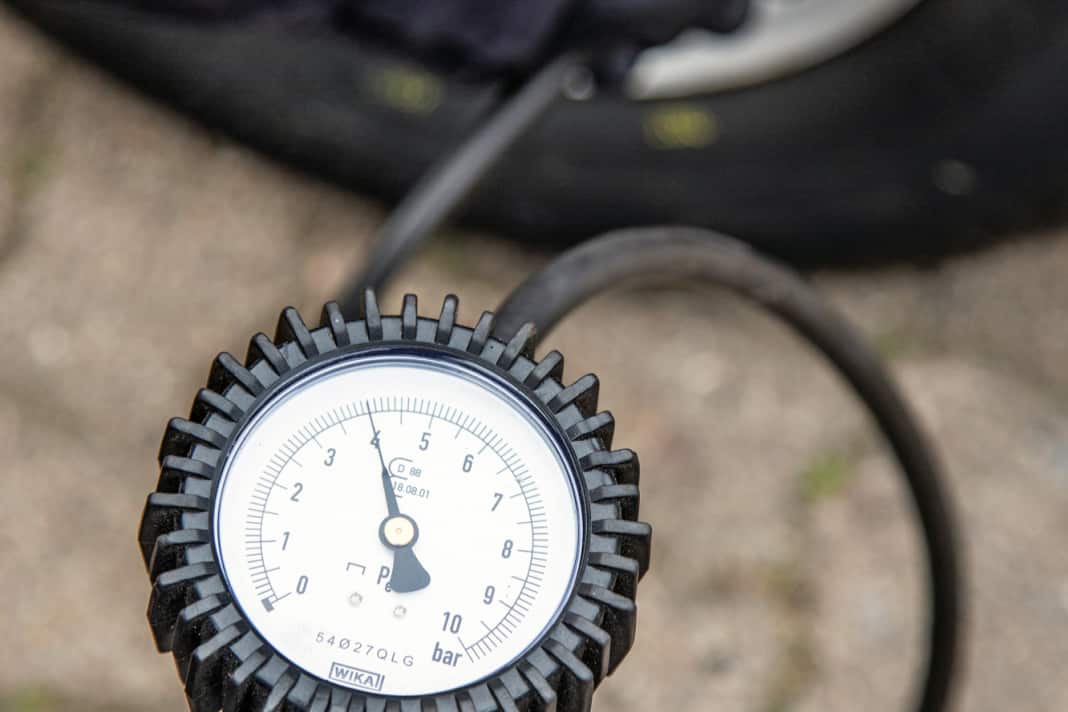 Anhängerreifen sind oft höher belastet  als die des Zugfahrzeugs. Deshalb ist der korrekte Druck wichtig, er beträgt bis zu 4 bar. Prüfen Sie auch den Druck des Reserverads.
