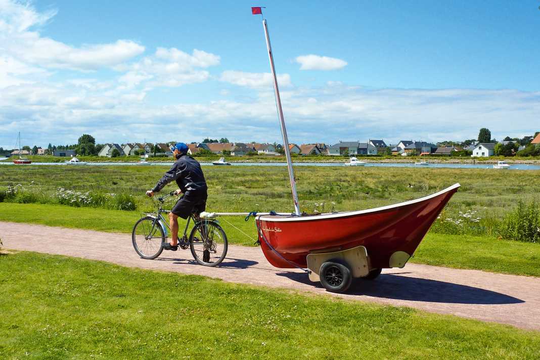 Mit Rad und Boot ans Meer: Das Mini-Gefährt wiegt nur 65 Kilogramm und ist lediglich 2,70 Meter lang