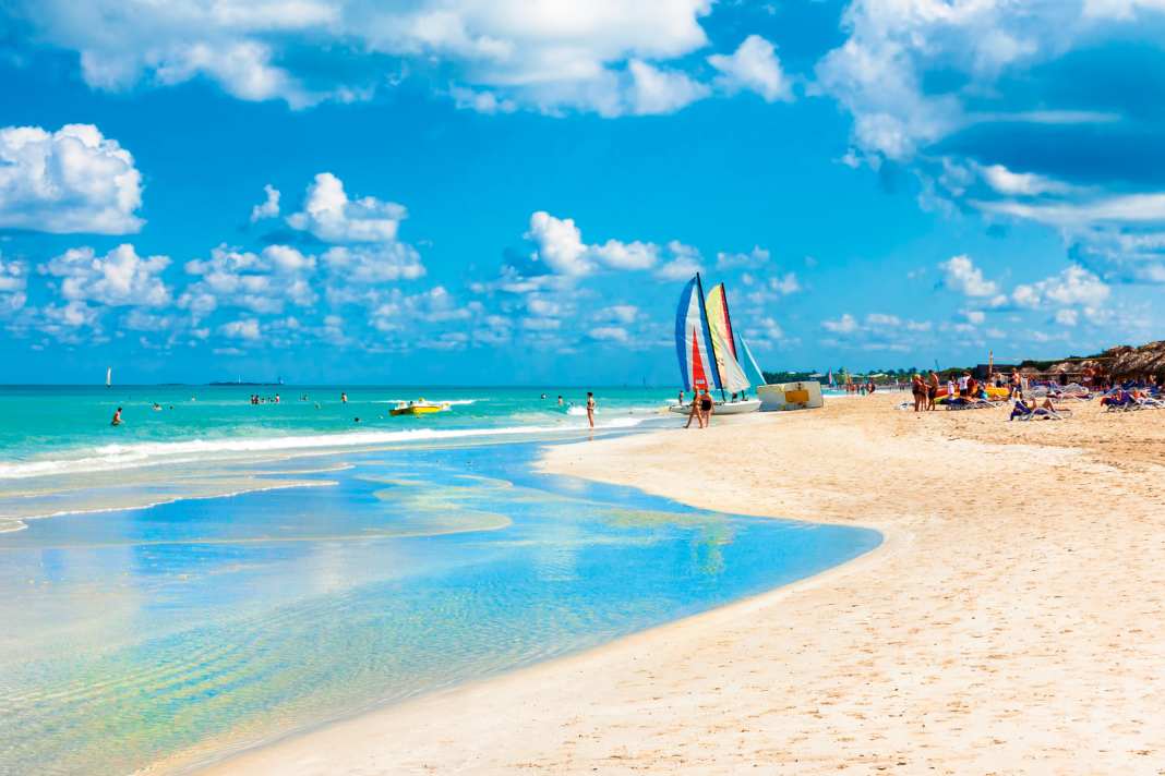 Spiagge bianche, ma anche mangrovie e scogli si trovano nella zona