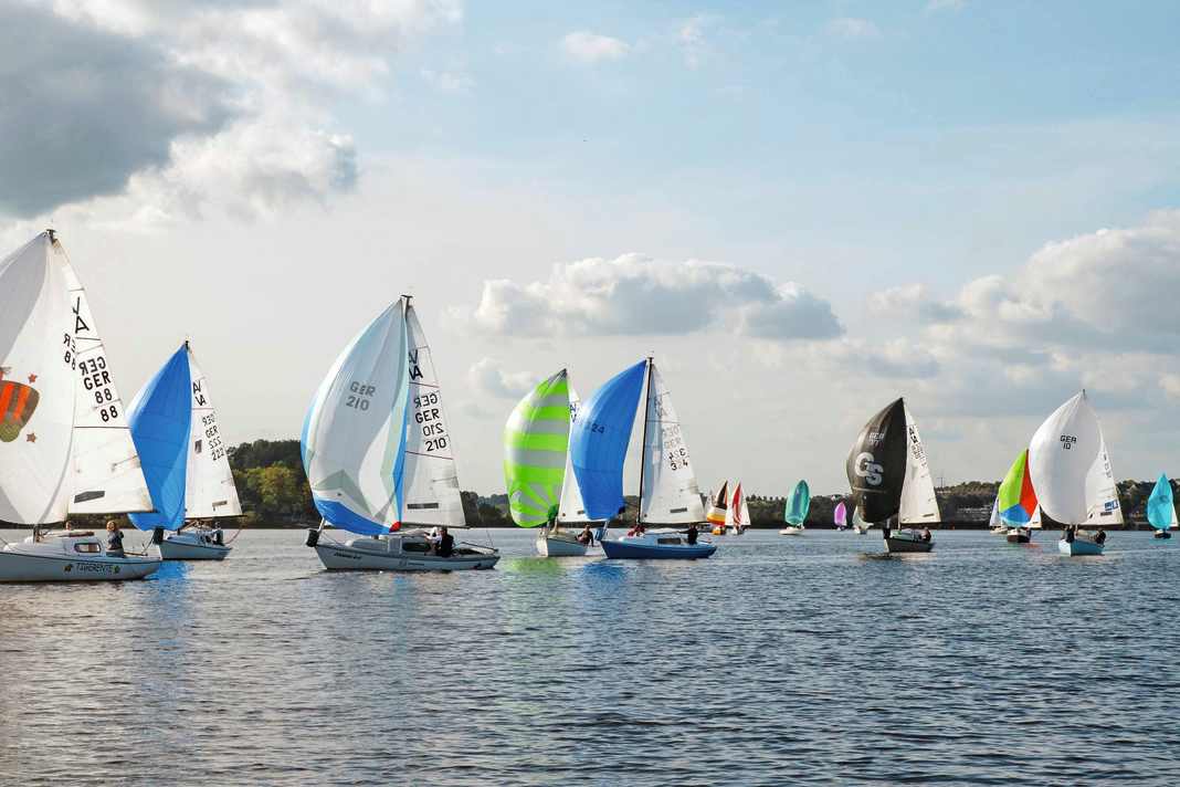 The typical field of a Varianta regatta provides very colourful pictures on space-sheet courses