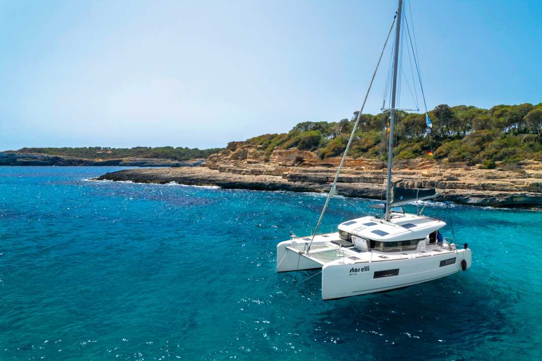 Un catamaran est ancré dans une baie au large de Majorque. Le hahnepot est important. Le conseil n° 6 explique comment l'utiliser au mieux.