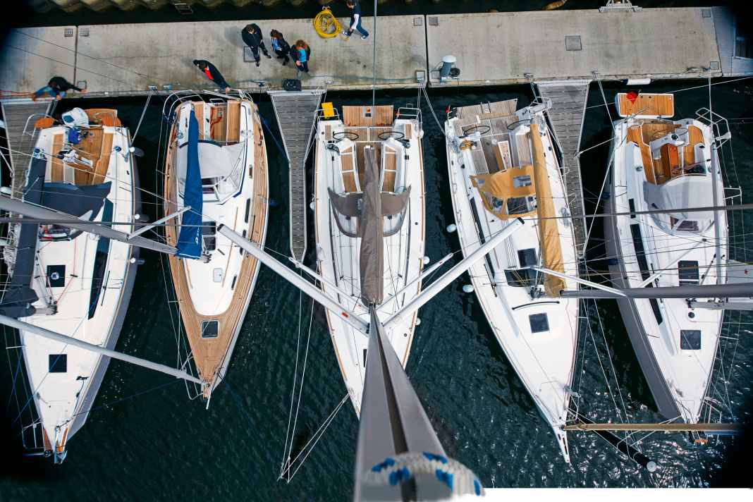 Die Perspektive aus dem Mast verdeutlicht die Größenverhältnisse in der beliebten Zehn-Meter-Klasse, auch wenn die Optik etwas verzerrt