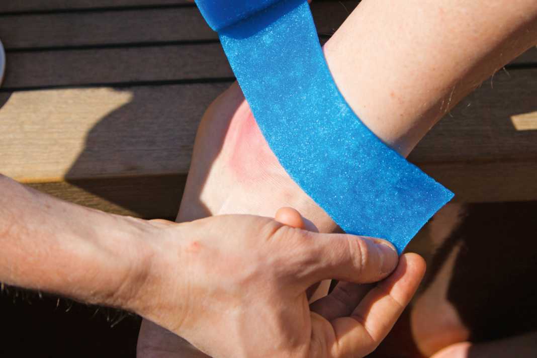 To cool the twisted ankle, a cooling gel is used here, which can be wrapped around the joint like a tape and cools for a long time through evaporation