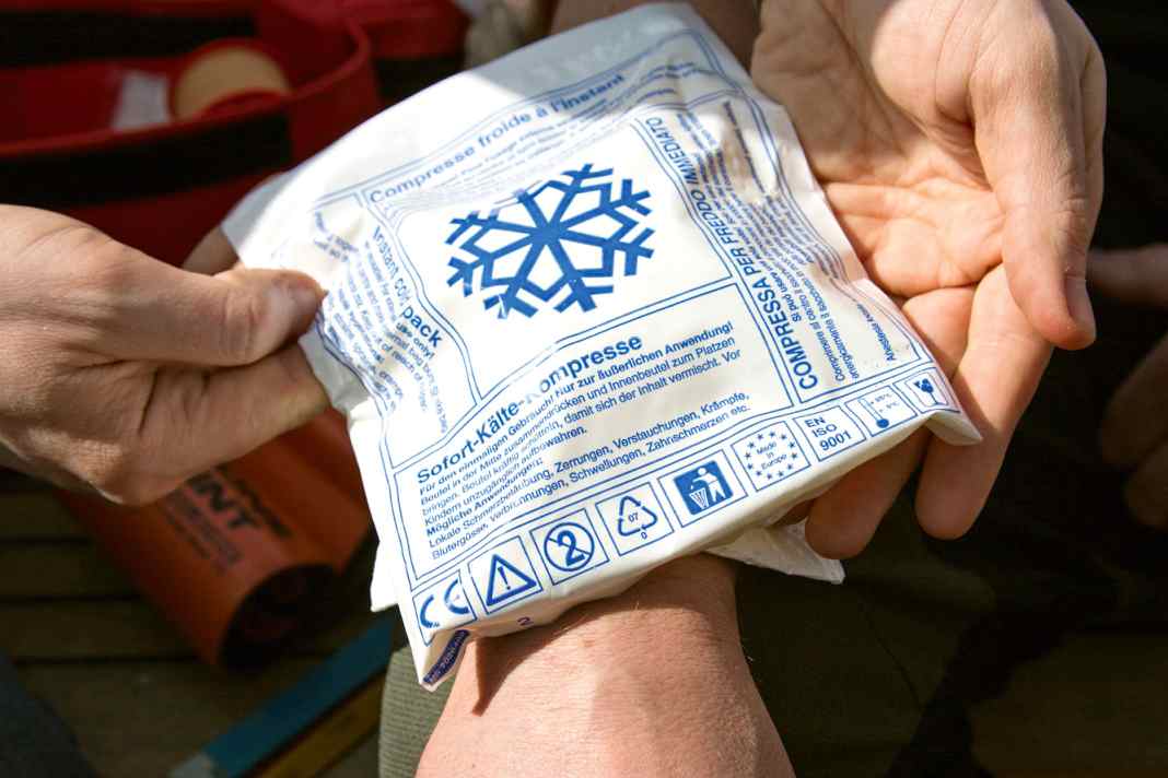 Refroidir est la chose la plus importante, le plus vite après l'accident, le mieux. Les sachets auto-réfrigérants conviennent très bien pour cela