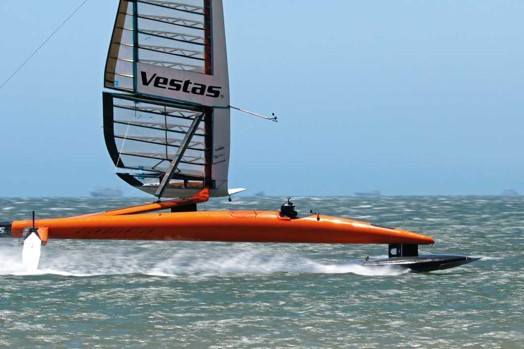 Il "Vestas Sailrocket 2" di Paul Larsen ha detenuto il record di velocità per undici anni a 65 nodi.