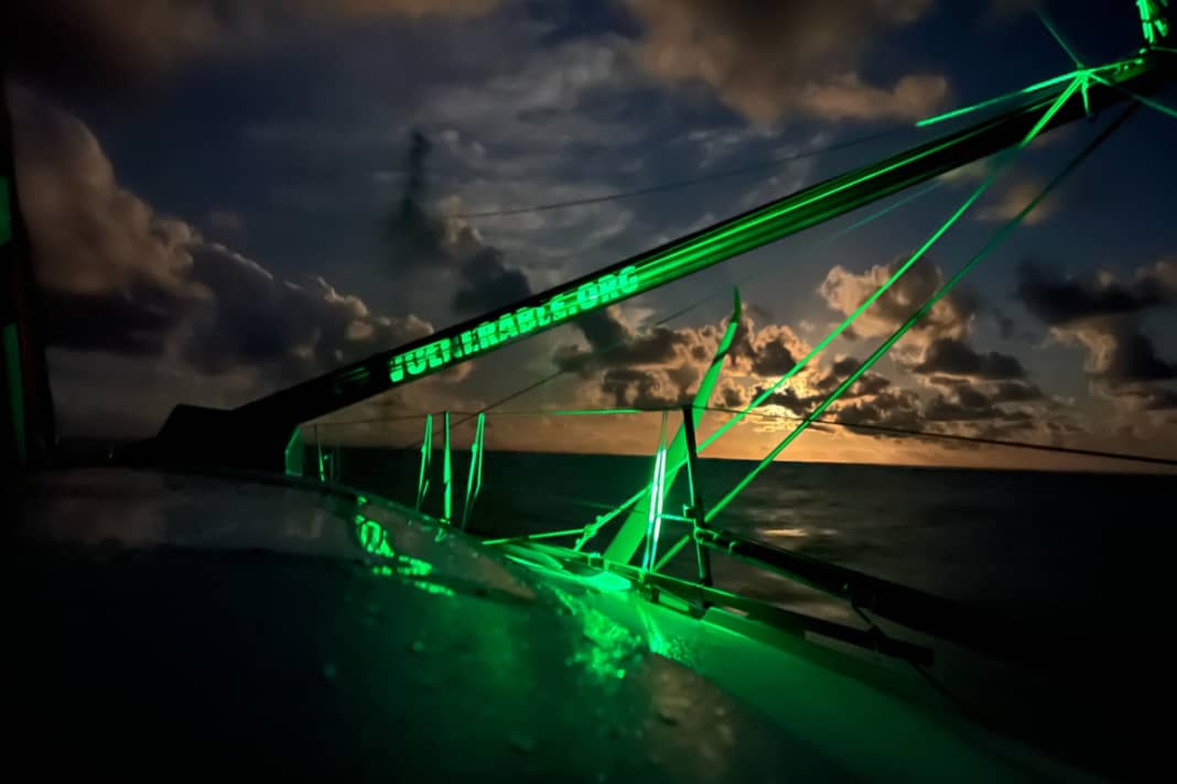 Nachtaufnahme von Sam Goodchilds "Vulnerable".