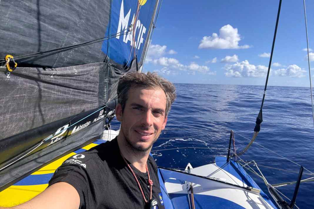 Favorit Charlie Dalin im flauen Atlantik-Poker.