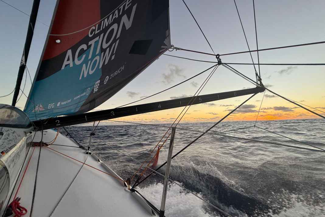 Mit gutem Speed in den Sonnenuntergang: Dieses Bild sendete Boris Herrmann gestern Abend