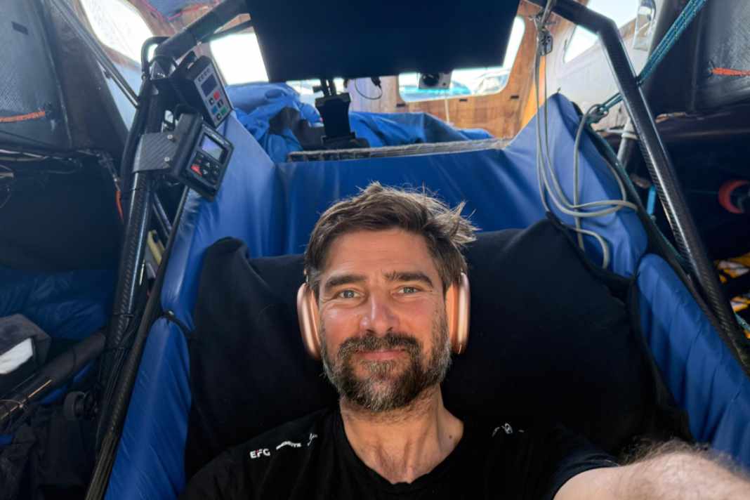 Boris Herrmann im blau gepolsterten Pilotensitz an Bord von "Malizia – Seaexplorer".