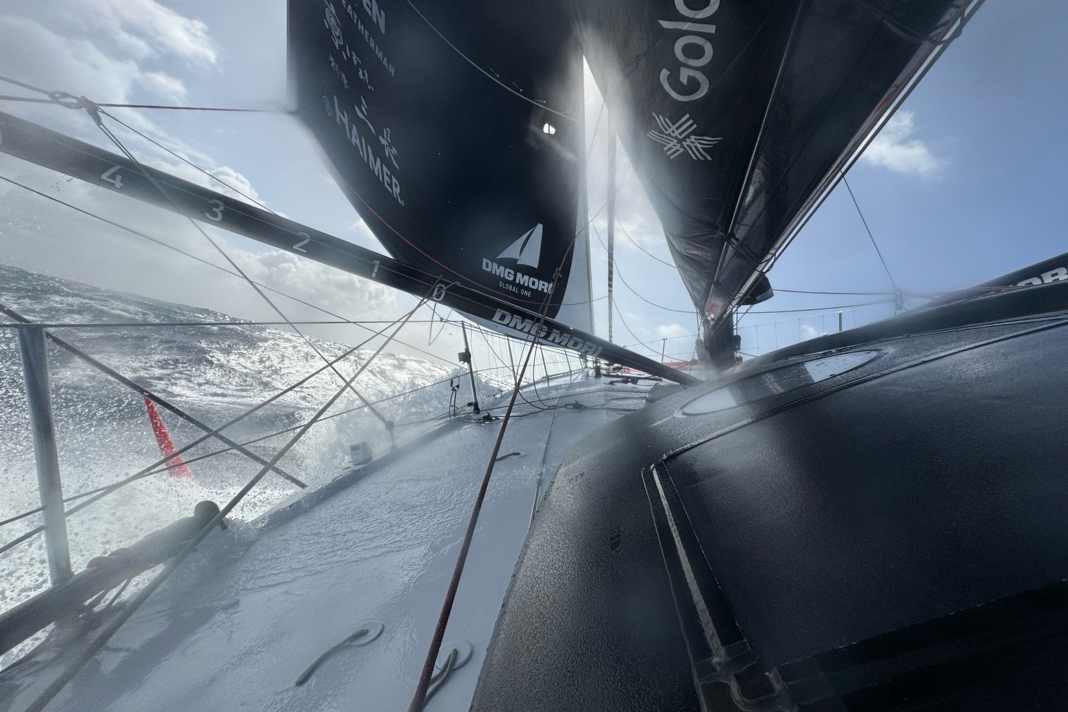 Non sono solo i leader a navigare al limite. In questo momento ci sono anche tempeste più indietro nel campo della Vendée Globe.