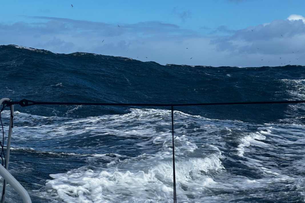 At the front of the field, the soloists had to deal with some serious swell. Second-placed Seb Simon on "Groupe Dubreuil" held on to this "mountain".