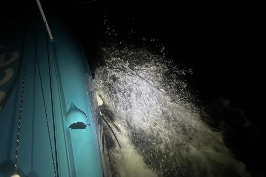 The broken starboard foil on Sébastien Simon's "Groupe Dubreuil".