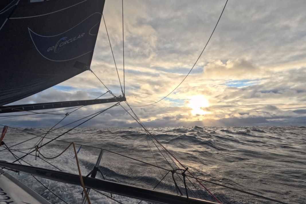 Nico Lunvens "Holcim - PRB" lag am Morgen des 13. Dezember rund 750 Seemeilen hinter Spitzenreiter Charlie Dalin.