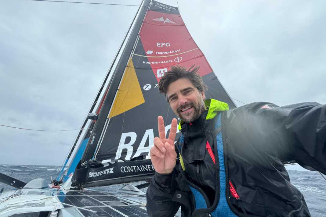 Le cose stanno migliorando in classifica: Boris Herrmann in condizioni difficili sul ponte del suo "Malizia - Seaexplorer".