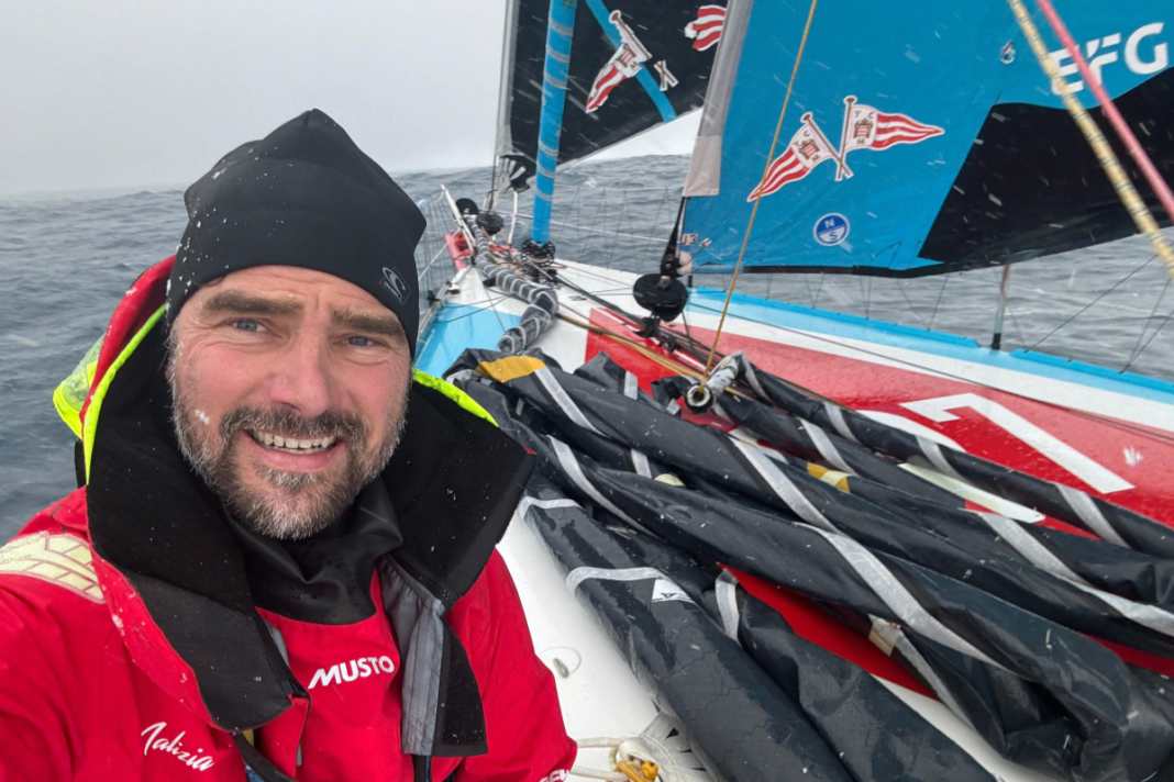 Schnee zum vierten Advent: Boris Herrmann auf "Malizia – Seaexplorer".