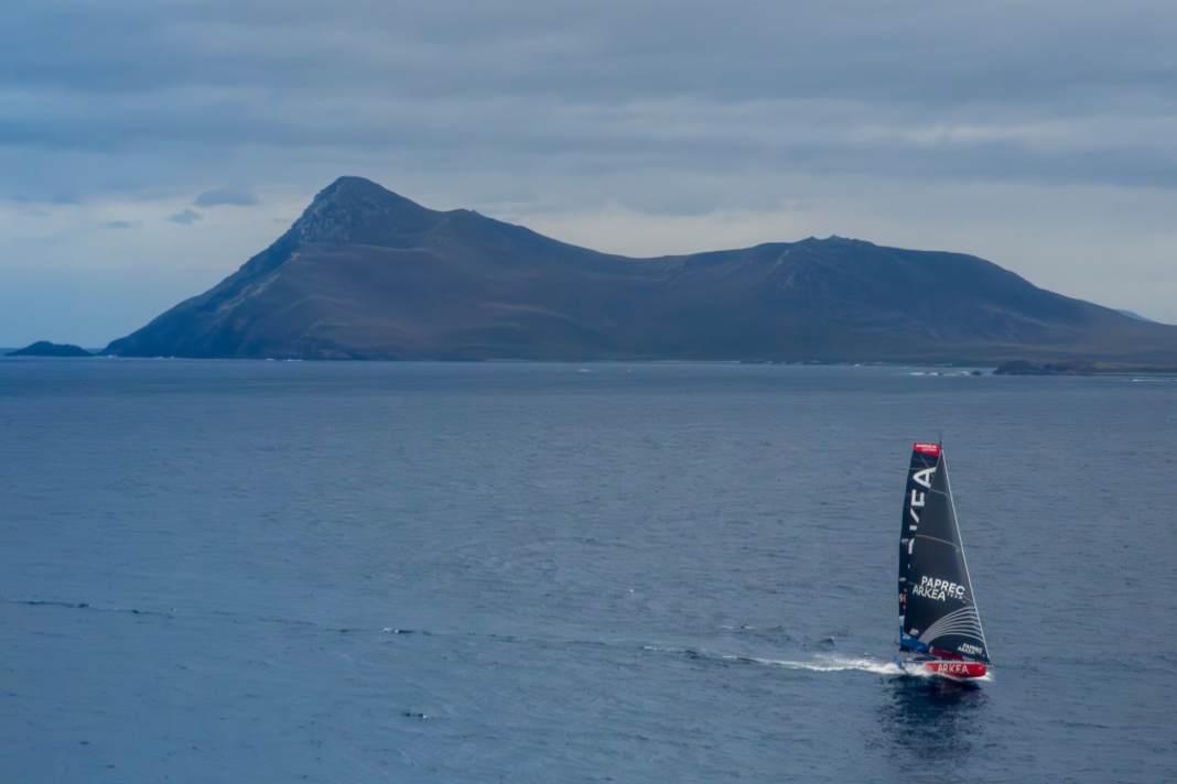 Yoann Richomme passiert Kap Hoorn mit "Paprec Arkéa" bei der 10. Vendée Globe als erster Skipper.