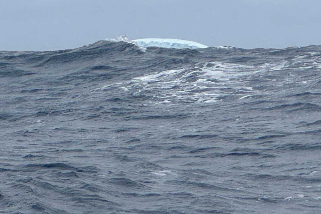 Ein Eisberg, aufgenommen von Bord der " MS Amlin".