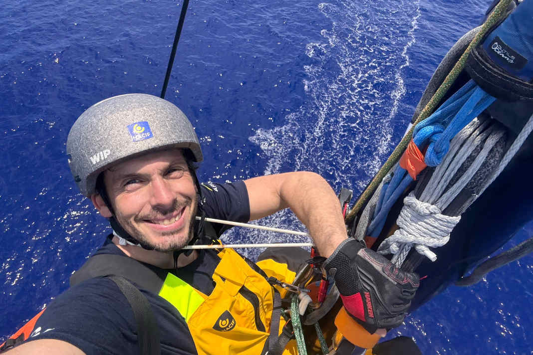 In cima alla classifica, Charlie Dalin è riuscito a staccarsi leggermente