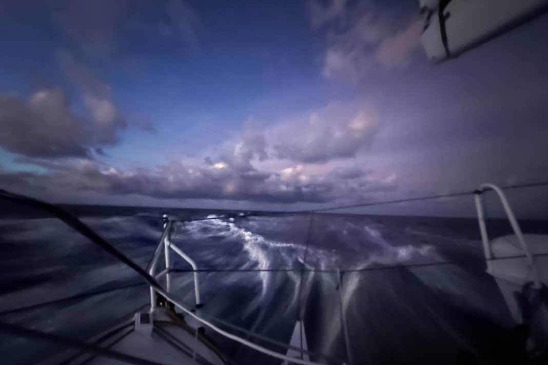 Diese Hochgeschwindigkeitsaufnahme gelang dem auf Platz drei liegenden "Groupe Dubreuil"-Skipper Seb Simon.