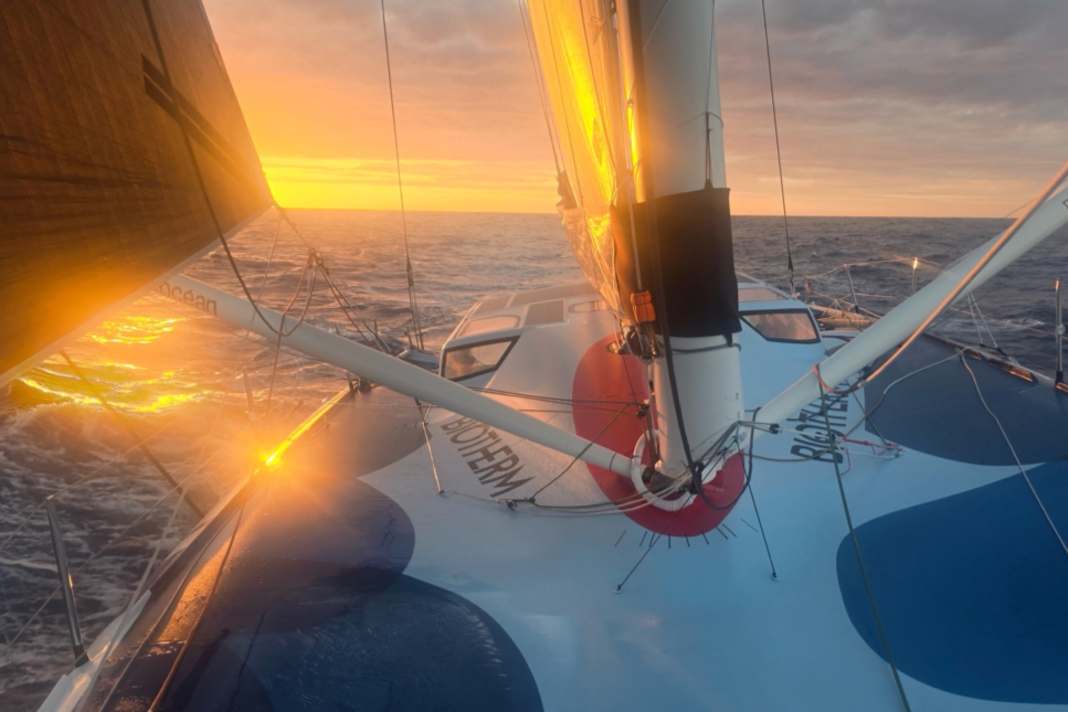The best picture of the day was sent by "Biotherm" skipper Paul Meilhat on Sunday morning (5 January).