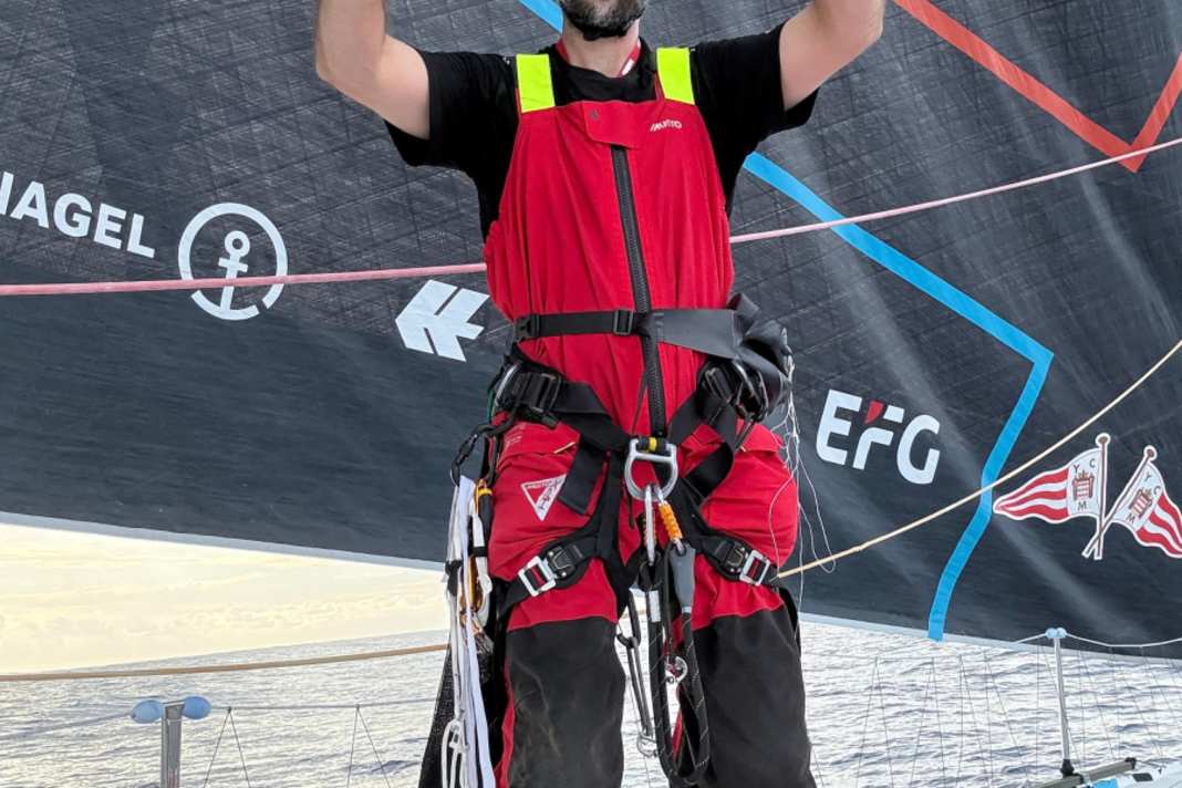 Boris Herrmann orgoglioso dopo aver sconfitto la sua paura dell'altezza e aver imparato a riparare l'albero maestro.