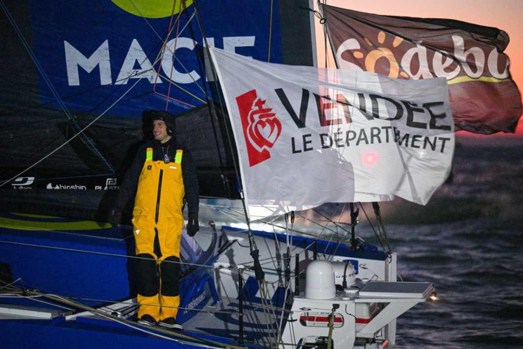 Hier hat er es geschafft: Charlie Dalin ist als Sieger der 10. Vendée Globe am Ziel seiner Träume und Arbeit.