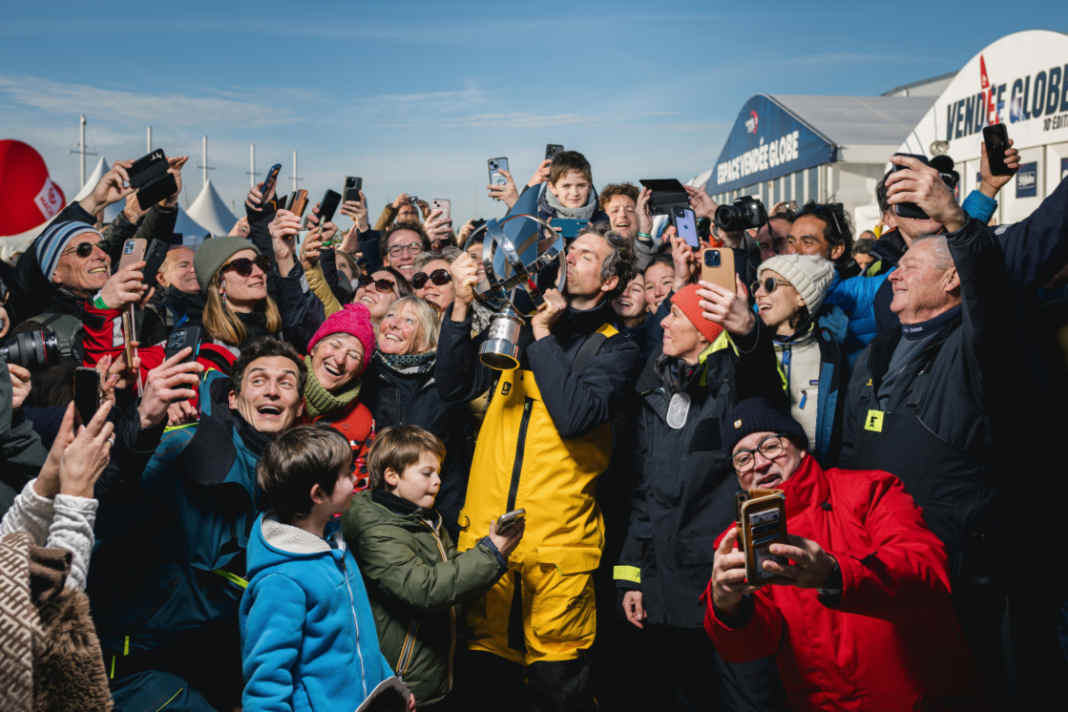 Here the champion kisses the trophy. Charlie Dalin's new record could last a long time...