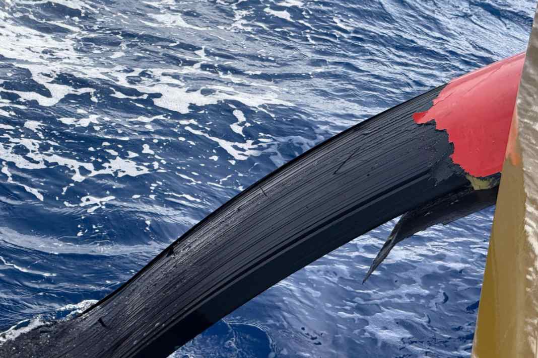 La lamina portuale rotta di "Malizia - Seaexplorer".