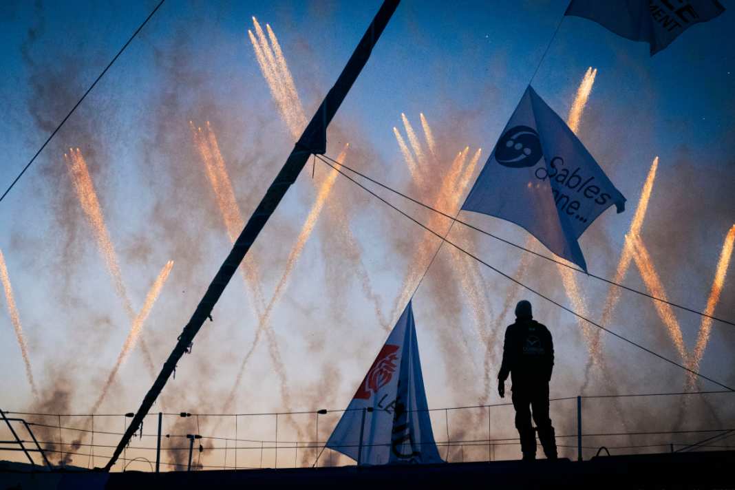 C'est ainsi que le troisième du Vendée Globe, Seb Simon, a vécu son retour à la maison après une course couronnée de succès. Le grand feu d'artifice aura lieu le 10 mai lors de la cérémonie de clôture.