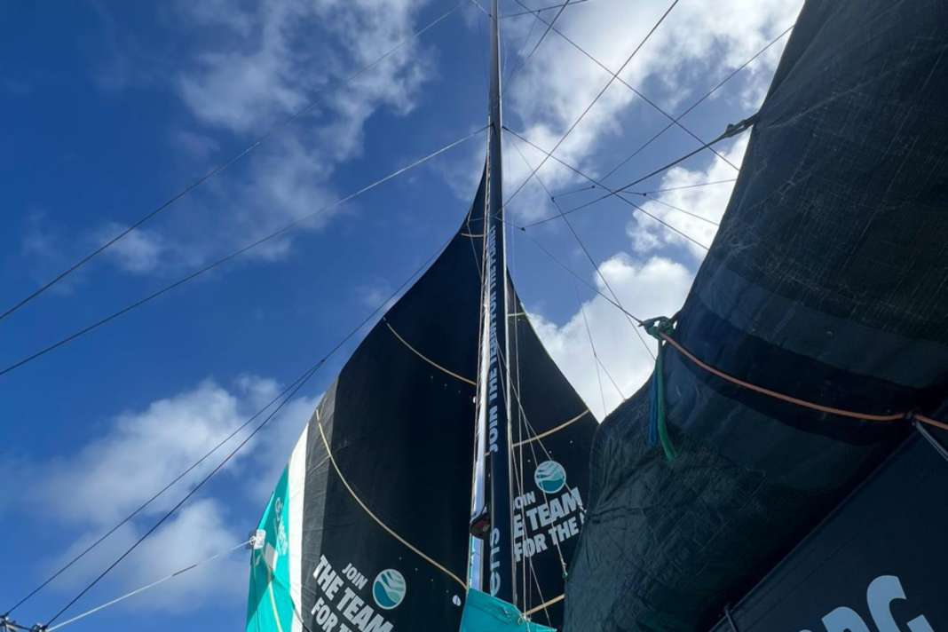 The interim solution: Goodchild continues to sail in the strong winds with J2 and J3 in butterfly style for the time being.