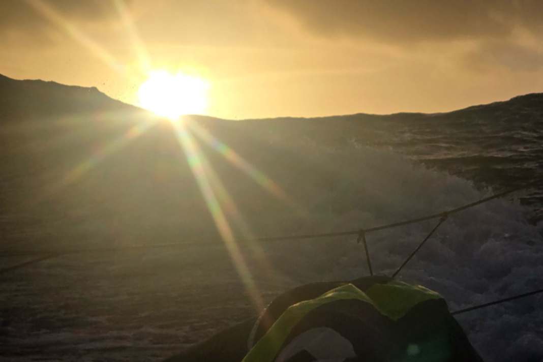 Finale in flüssigen Gebirgen – aufgenommen von "Biotherm"-Skipper Paul Meilhat.