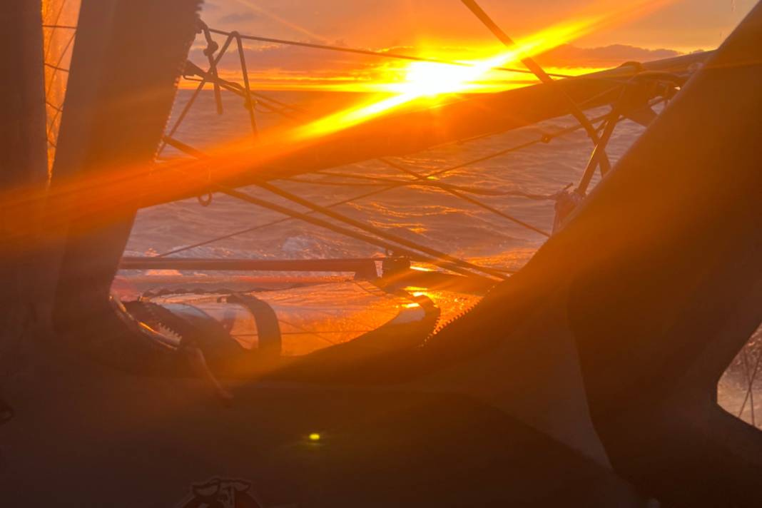 Als würde ihm das nahende Ziel schon zulächeln: Jérémie Beyous Blick voraus.