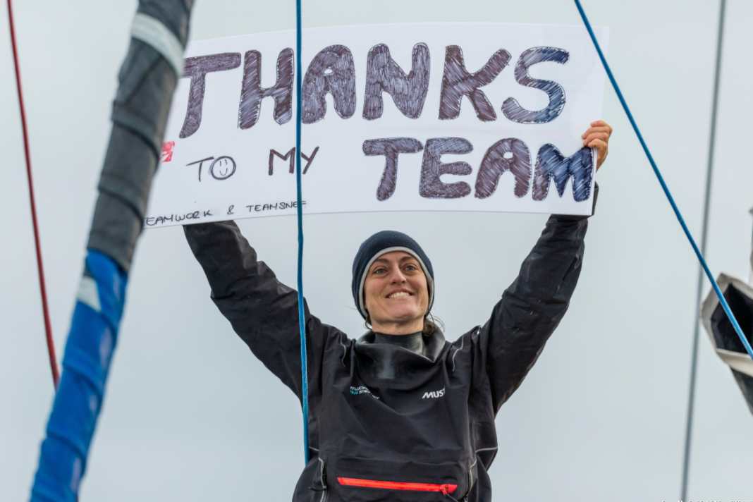 Nicht ohne mein Team: Justine Mettraux dankte nach ihrem formidablen Solo um die Welt immer wieder dem Team hinter ihr.