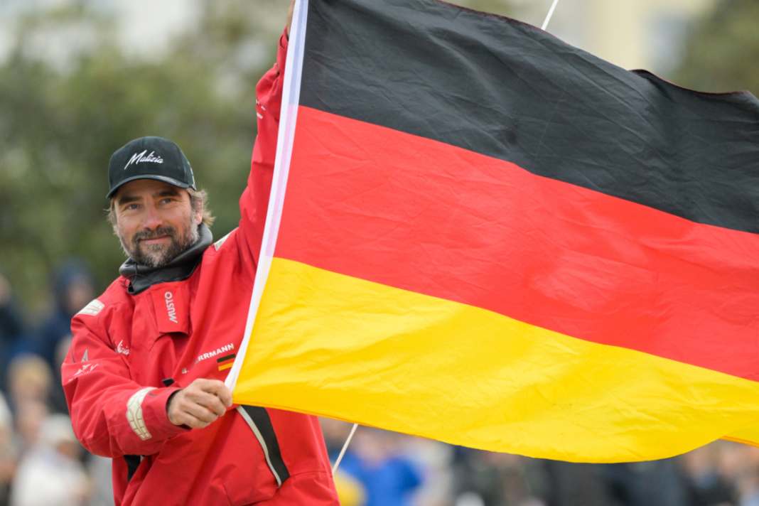 Boris Herrmann zeigt Flagge bei der Kanalfahrt ins Herz von Port Olona.
