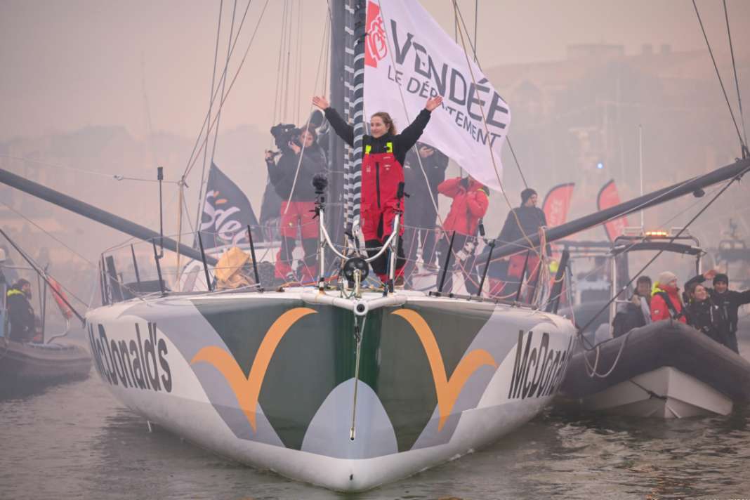 Moved by the jubilant reception: Violette Dorange on the canal trip after her Vendée Globe premiere.