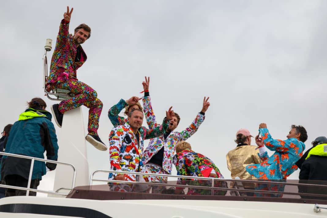 Boris Herrmann mit Romain Attanasio, Benjamin Ferré und weiteren Skippern der Vendée Globe bei der Schlussparade.